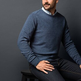 Mężczyzna w niebieskiej koszuli