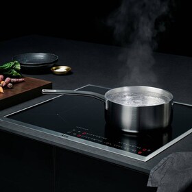 Naczynia na płycie indukcyjnej AEG