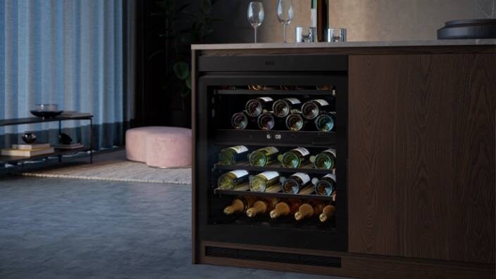 Chłodziarka do wina zainstalowana pod blatem kuchennym