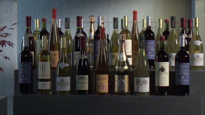 Butelki wina na blacie kuchennym