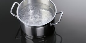 Naczynie z gotującą się wodą na płycie indukcyjnej AEG