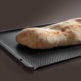 Złocisty bochenek chleba piekący się na blasze do pieczenia AEG Maxiklasse 