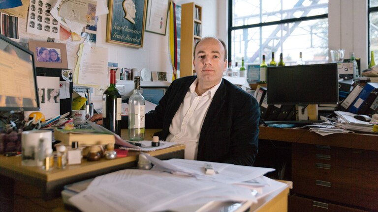 Charles Spence w swoim uniwersyteckim gabinecie