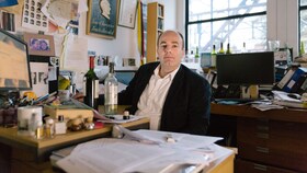 Charles Spence w swoim uniwersyteckim gabinecie