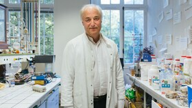 Hervé This stojący dumnie w swoim laboratorium