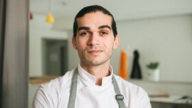 Jozef Youssef stojący w kuchni swojej restauracji