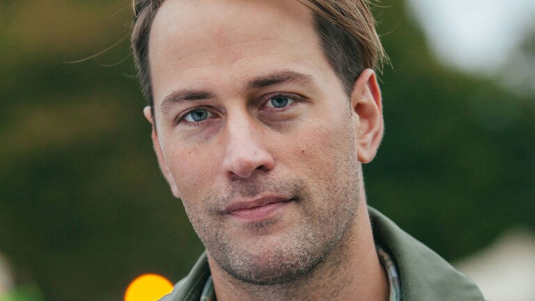 Tristram Stuart śmiejący się do kamery