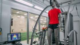 Laboratorium inteligentnej odzieży firmy Adidas, w którym stoi manekin