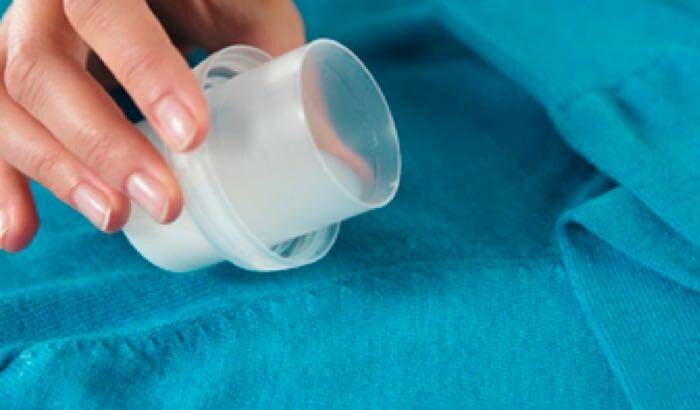 polewanie ubrania detergentem