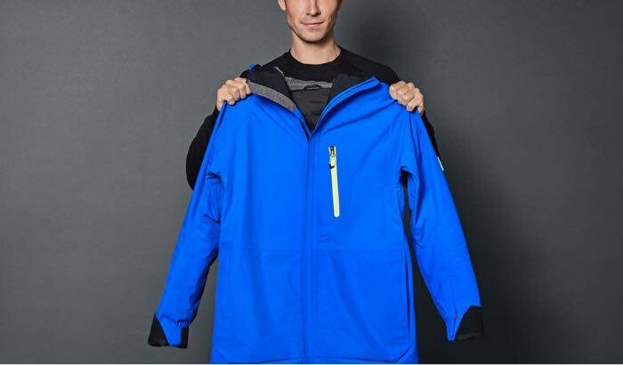 mężczyzna trzymający niebeiską kurtkę