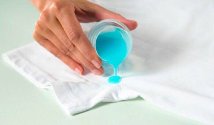 polewania ubrania detergentem