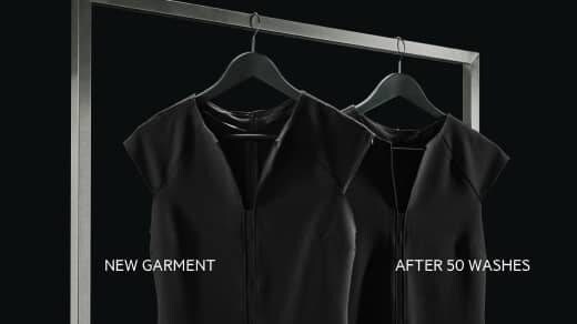 Czarna sukienka na wieszaku